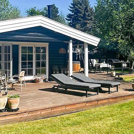 7 Person In Hojby-by Traum *